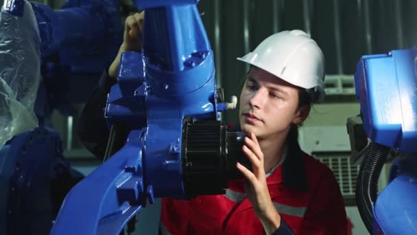 Schöne Männliche Ingenieur Techniker Arbeiter Roboter Inspektion Wartungsservice Elektrische Schweißroboter — Stockvideo