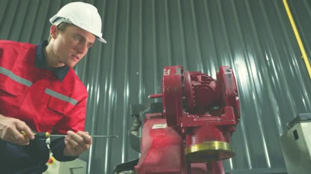 Мужчина Инженер Робот Техник Проверяет Техническое Обслуживание Электросварочного Робота Использует — стоковое видео