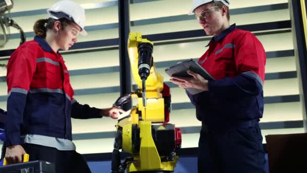 Técnicos Masculinos Engenharia Equipe Trabalho Bem Sucedidos Inspecionaram Serviço Robô — Vídeo de Stock