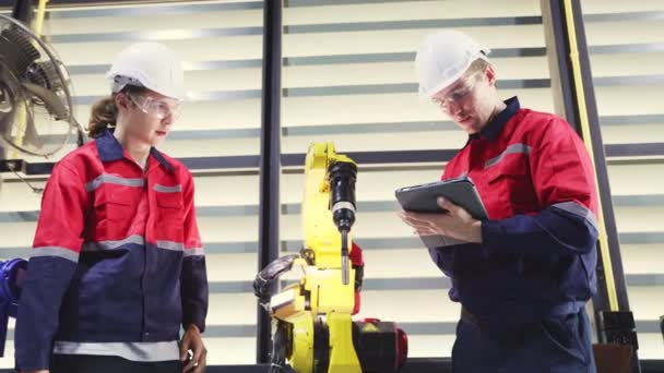 Les Techniciens Masculins Équipe Travail Ont Inspecté Service Robot Soudage — Video