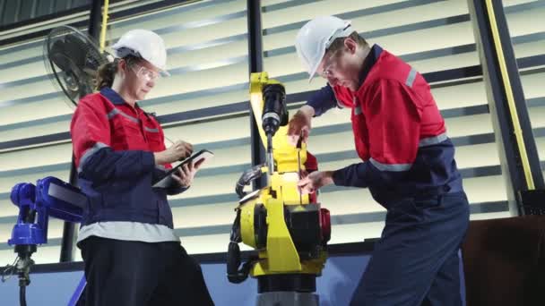 Equipo Ingenieros Varones Técnicos Prakong Inspecciona Servicio Soldadura Eléctrica Robot — Vídeo de stock