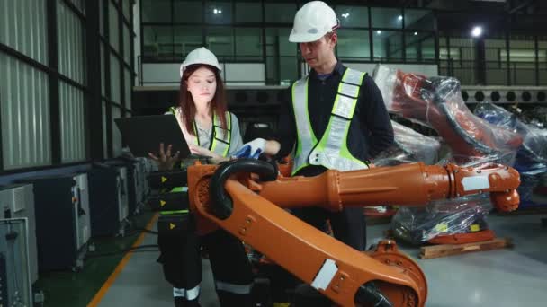 倉庫現代ビジネス業界4 0に設置されたラップトップ電子オートメーションシステムを用いた電気インストールプロセスを検査する男性と女性の電気技師ロボットエンジニア — ストック動画