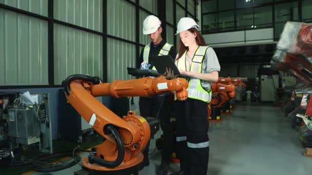 Ingenieros Robótica Masculina Femenina Inspeccionan Nuevo Almacén Robots Zona Robótica — Vídeo de stock