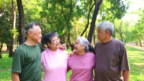 Wesoła Grupa Azjatyckich Starszych Emerytów Którzy Zdrowi Szczęśliwi Razem Uczestniczyć — Wideo stockowe