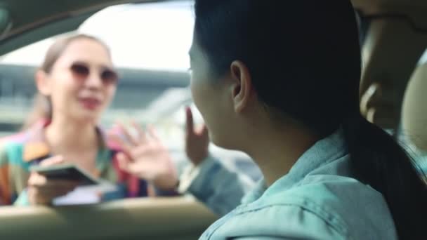 Hodně Štěstí Sbohem Žena Přítel Řídil Auto Pokles Její Krásné — Stock video