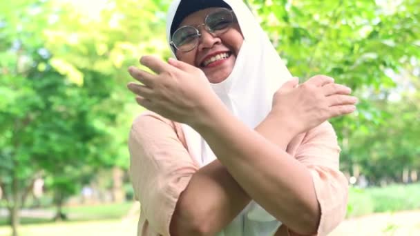 Idoso Asiático Muçulmano Mulher Vestindo Hijab Emoções Positivas Abraçando Brisa — Vídeo de Stock