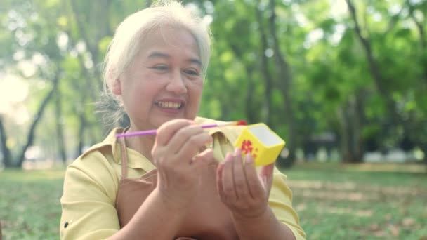 Glückliches Lächeln Von Älteren Asiatischen Frau Gesund Verbringen Ihre Freizeit — Stockvideo