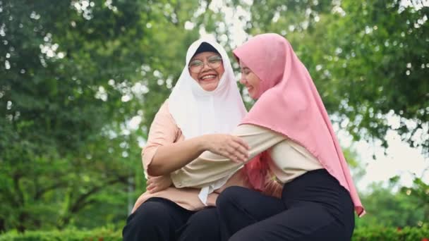 Anya Lánya Akik Ázsiai Muszlimokká Nőttek Fel Hidzsábot Viselve Együtt — Stock videók