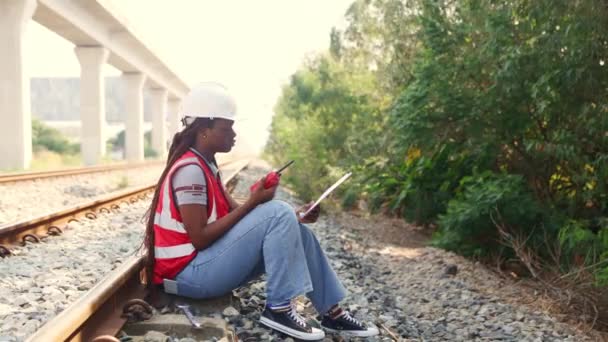 Afrikai Amerikai Fekete Női Munkás Dízel Vonatmérnök Kültéri Terepmunkát Végez — Stock videók