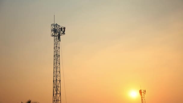 Silhueta Trabalho Equipe Trabalhadores Sexo Masculino Construindo Pólo Telecomunicações Torre — Vídeo de Stock