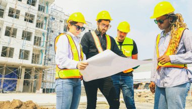 Takım mimarları, çok ırklı işçi ve kadınların buluşması, bina inşaatı, inşaat mühendisleri, projeleri inceleyen inşaat mühendisleri, emlak konutları için tavsiye planlama projeleri sunuyor..