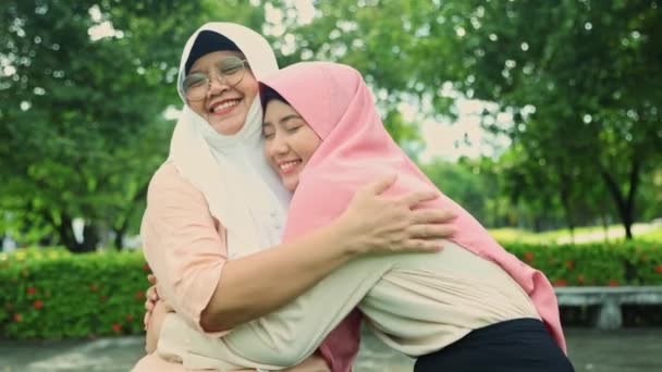 Büyüyüp Asyalı Müslüman Olmuş Anne Kız Tesettüre Oturmuş Bahçede Mutlu — Stok video