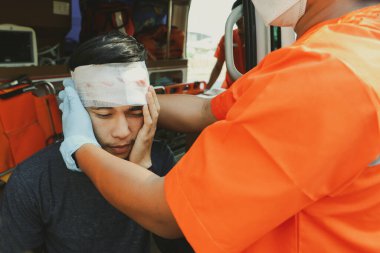 Sağlık ekibi kurtarma ekipleri gönüllü çalışanlar bir araba kazasında yaralanan adamı tedavi etmek için ambulansa önderlik ettiler. Başına darbe aldı ve iyileşene kadar ilk yardım uygulandı..