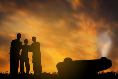 Siluet kurtarma gönüllüsü gönüllü işçi. Yaralıları taşımak için ekip oluşturuldu. Otoyolda araba kazası oldu..