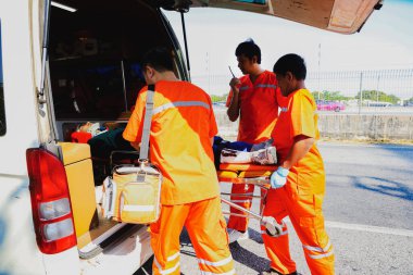 Kurtarma gönüllüleri ambulans servisine önderlik ediyor. Otoyol kazasında yaralanan bir adam. İlk yardım aldı ve aceleyle hastaneye kaldırıldı..