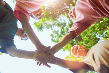 Alt görüşe göre, emekli Asyalı yaşlılar el ele tutuşup güçlerini birleştiriyor. Spor aktiviteleri yapıyor, spor yapıyor, sabah keyfine bakıyor ve uzun bir yaşam sürüyor..