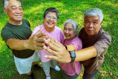 Üst düzey Asyalı emekliler, sağlıklı olanlar el ele tutuşsun. Güçlerini birleştirip spor aktivitelerine katılın. Sabah sporun tadını çıkarın..