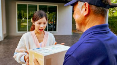Vay canına! : Kadın müşteri çevrimiçi ürünler sipariş etti ve bunları kapısına teslim eden erkek çalışandan bir kutu ürün aldı. Malzemeleri zamanında ve belirlenen günde almaktan mutluydu..