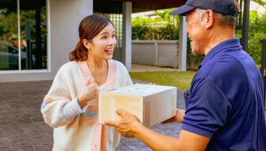 Çevrimiçi paketler, erkek işçiler ve kadın müşteriler tarafından teslim edilir çevrimiçi ürünleri sipariş eder ve ayakta durur. Paketleri teslim alırsanız memnun olurum. Ürün zamanında ve belirlenen günde teslim edilir..