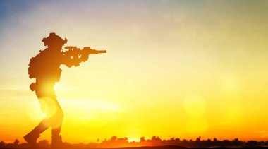 Siluet askerleri savaşmak için keskin nişancı tüfekleri taşıyorlar uluslararası sınırlar boyunca barışı ve bağımsızlığı korumak istilayı ve terörizmi önlemek için:.