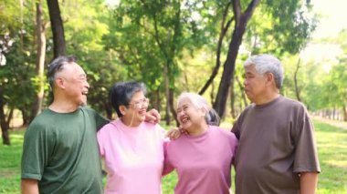 Neşeli Asyalı emekliler, sağlıklı olanlar el ele tutuşsun. Güçlerini birleştirip spor aktivitelerine katılın. Sabah sporun tadını çıkarın..