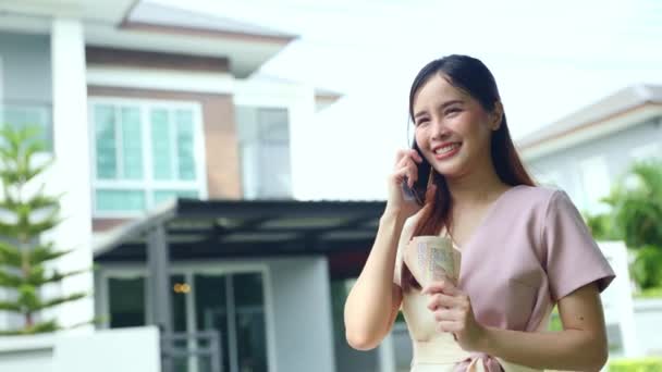 Happy Beautiful Asian Business Woman Talk Loan Officer Succeeds Getting — Vídeo de stock