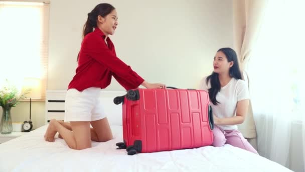 Dwie Azjatyckie Dziewczyny Lgbt Sypialni Pomagają Sobie Nawzajem Spakować Walizki — Wideo stockowe