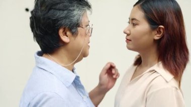 Tartışan iki kadın: Yaşlı kadın ve genç kadın, olumsuz duygularını dışa vurmak için kızgın, üzgün ve tatmin olmamış bir şekilde birbirleriyle tartışıyor..