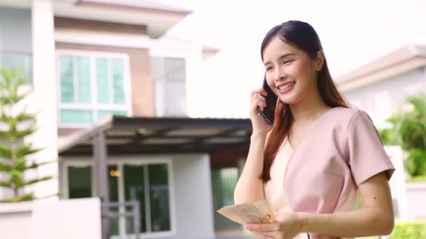 Beautiful Asian Business Woman Talk Loan Officer Succeeds Getting Home — Vídeo de stock