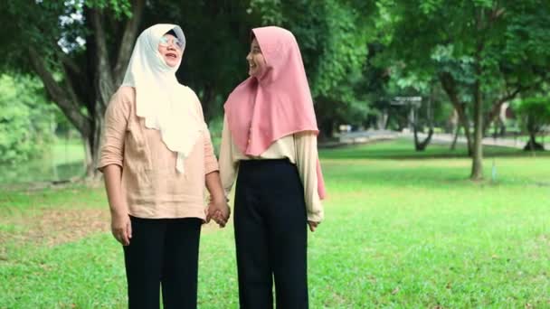 Madre Figlia Musulmana Camminavano Mano Nella Mano Rilassandosi Guardando Bellissimi — Video Stock