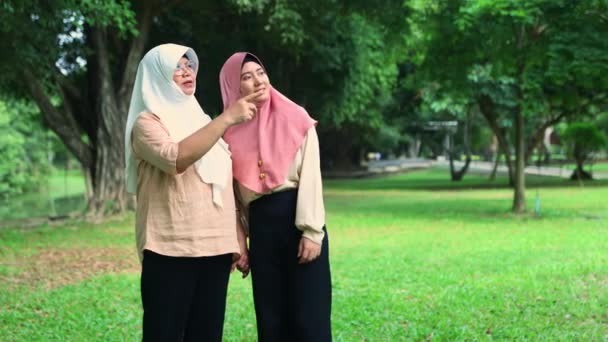 Muszlim Anya Lánya Kéz Kézben Sétáltak Pihentető Nézni Gyönyörű Madarak — Stock videók