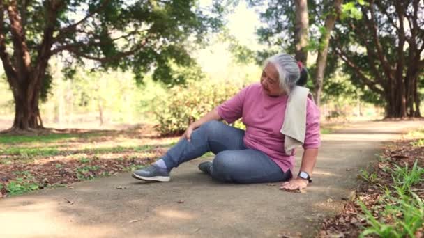 Elderly Woman Exercising Running Too Fast Caused Her Knee Twist — Stock Video