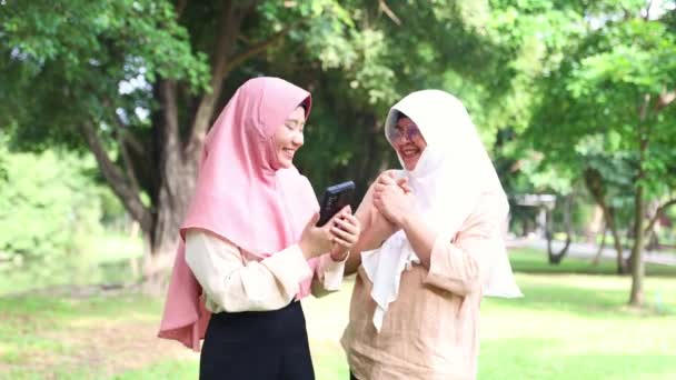 Dos Madres Hijas Musulmanas Caminaron Jardín Sombreado Encantadas Que Las — Vídeo de stock