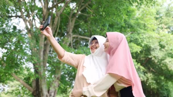 Rodzina Dwie Muzułmańskie Matki Córki Spacerowały Zacienionym Ogrodzie Zachwycone Tym — Wideo stockowe