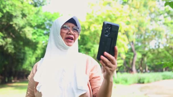 Mama Musulmană Discută Fiica Folosind Tehnologia Online Smartphone Apel Video — Videoclip de stoc