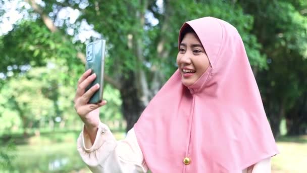 若いイスラム教徒の女性は スマートフォンで友人とチャット テクノロジー ライブビデオ通話 お互いの顔を見て肯定的に幸せ — ストック動画