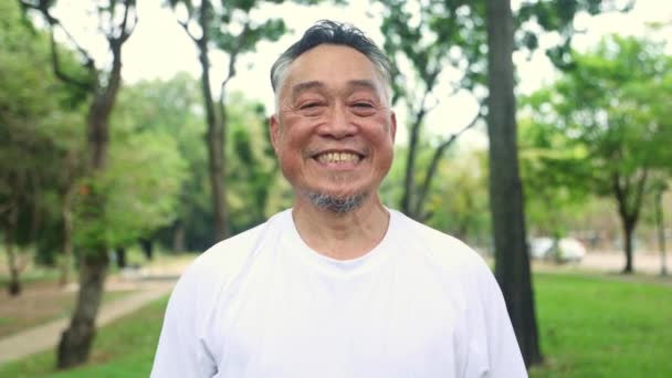 Porträtt Kille Ler Ansikte Äldre Man Frisk Asiatisk Pensionerad Man — Stockvideo