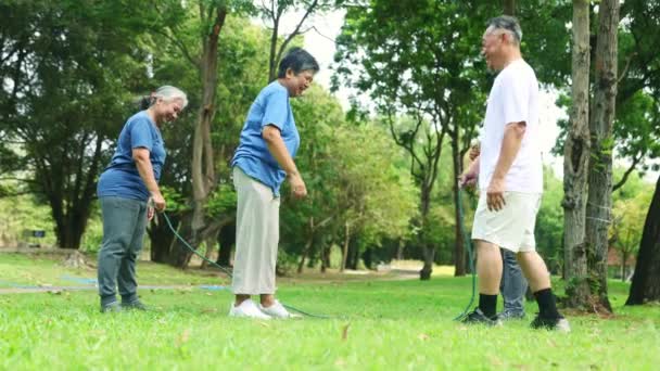 Gruppe Asiatischer Senioren Vereint Outdoor Bewegungsaktivitäten Eingeteilt Seilschaften Die Laufziel — Stockvideo