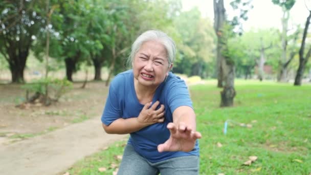 Torterad Ansikte Äldre Kvinna Med Plötslig Hjärtinfarkt Visar Smärtan Hjärtmuskel — Stockvideo