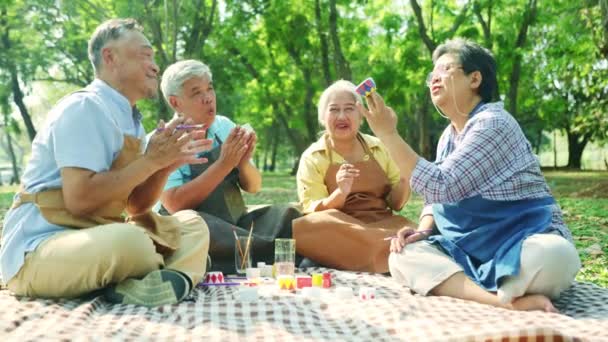 아시아의 노인들이 레크리에이션에 참여하여 활동을하고 공원에서 자신의 휴가를 창조적 아이디어 — 비디오