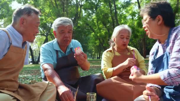 Spaß Und Geplänkel Ältere Paare Sitzen Gras Garten Genießen Das — Stockvideo