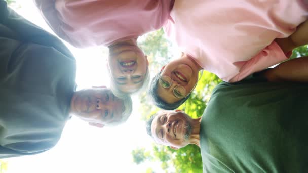 四位亚洲老年人在退休合作中鞠躬敬礼健康运动锻炼团结微笑快乐快乐心情长寿 — 图库视频影像