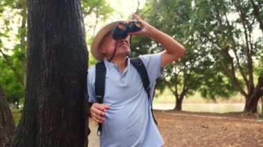 Emekli erkek turist mutlu bir şekilde dürbünle parkta kuşları izliyordu. Yanlışlıkla ağaca yaslanmış. Kırmızı ateş karıncaları kolunu ısırmış. Kolunu yakmış..