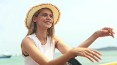 Bir günlük gezi: Yazlık giysiler içinde beyaz kadın turist portresi, güneş şapkası takıyor ve tatil boyunca güzel adaları ve denizleri gezerken rahat bir iskele şamandırası pozu veriyor..