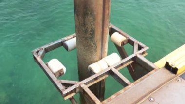 Denizcilik ekipmanları, yolcu gemilerini bağlamak için yüzen şamandıralar ve sahildeki yolcuları taşıyanlar dayanıklılık ve güvenlik için lastik tekerleklerle deniz akıntıları ile aşağı yukarı hareket ediyorlar..