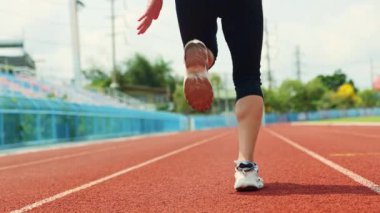 Aktif Asyalı üst düzey kadın sağlık hizmetleri açık hava egzersiz hareketi sentetik koşu bandında koşu hareketleri: Sağlık hizmeti kavramı.