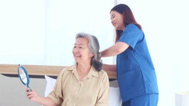 Güzel hemşire yaşlı bir hastayla ilgilenir. Gri saçlarıyla ilgilenir. Ayna kullanır, güzel saçlarına bakar..