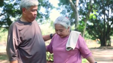 Yaşlı çiftler sağlıklarına birlikte iyi bakarlar ve bahçe masajında birbirlerine iyi bakarlar. Birlikte iyi eğlenceler..