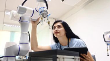 Güzel Kafkas robot mühendisi öğrenci laboratuvar robotu üzerinde çalışmak istiyor. Veri ve robot ekipman yazma, mekanik kol mekanik mühendisliği teknolojisi..