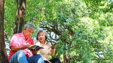 Mutlu, yaşlı, Asyalı bir çift birlikte oturmuş bahçede bir ağaca yaslanıp kitap okuyor ve basit emeklilik hayatlarını konuşuyorlar..